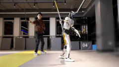 蒙人形机械人“夸父”表态、“小鹏IRON机械人内